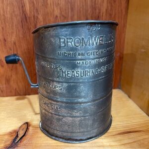 Vintage Jacob BROMWELL'S 3 THREE CUP MEASURING SIFTER Complete Works Great!